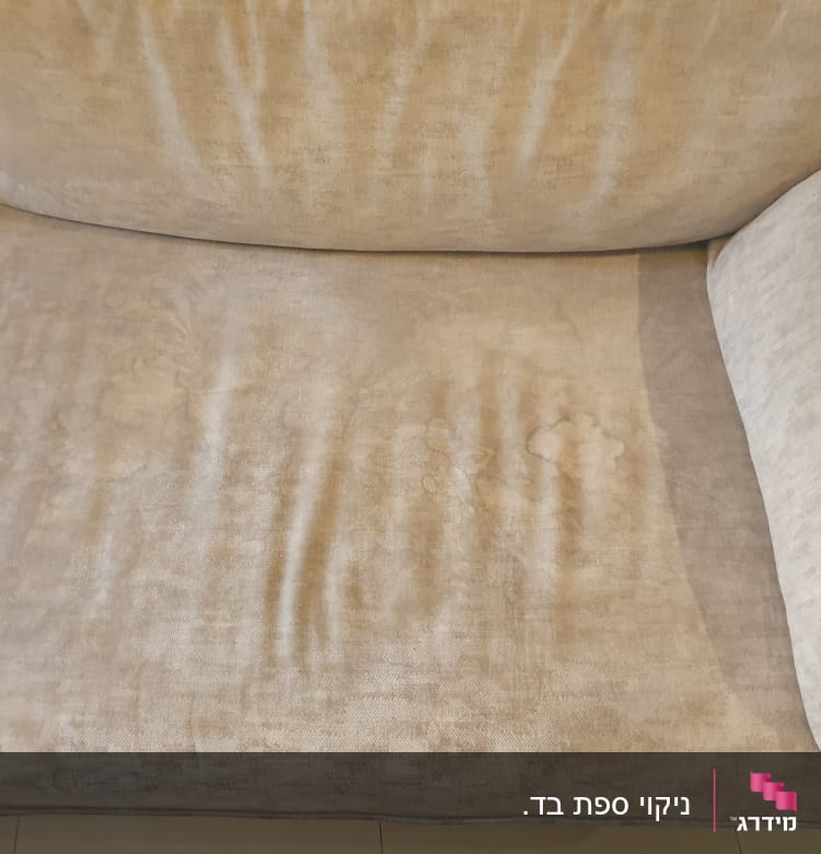 ספה עם כתמים קלים על המושב והמשענת